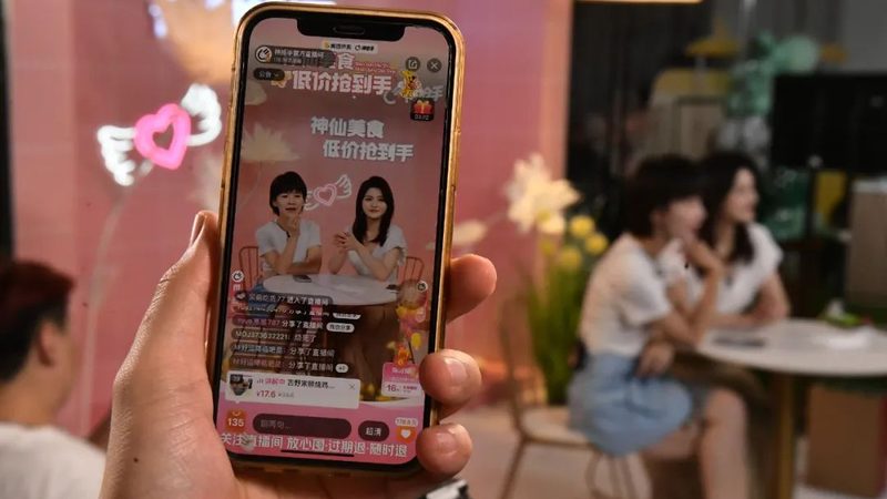 在签订加盟代理合同时，消费者应仔细阅读合同条款，确保以下内容：